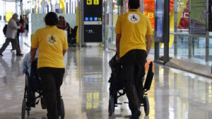 Aena licita el servicio de atención a personas con movilidad reducida en 20 aeropuertos.