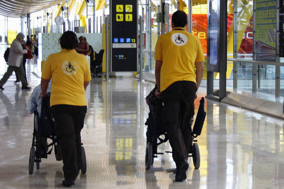 Aena licita el servicio de atención a personas con movilidad reducida en 20 aeropuertos.