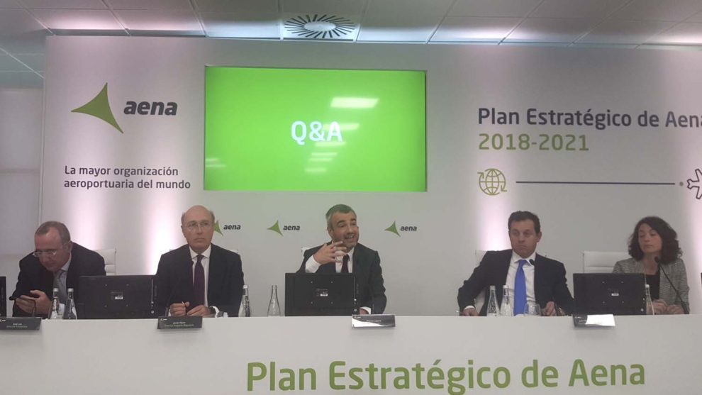 Maurici Lucena, presidente de Aena, al centro, durante la presentación del Plan Estratégico 2018-2021.