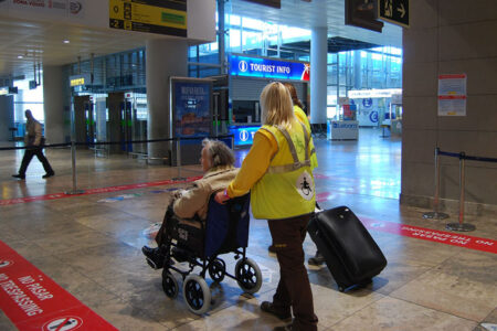 Entre las tasas de Aena está la del servicio de asistencia a pasajeros, que se cobra se use o no.