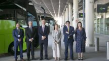 Raquel Sánchez junto al presidente de Aena y otros directivos de Aena y del ministerio de Transportes.
