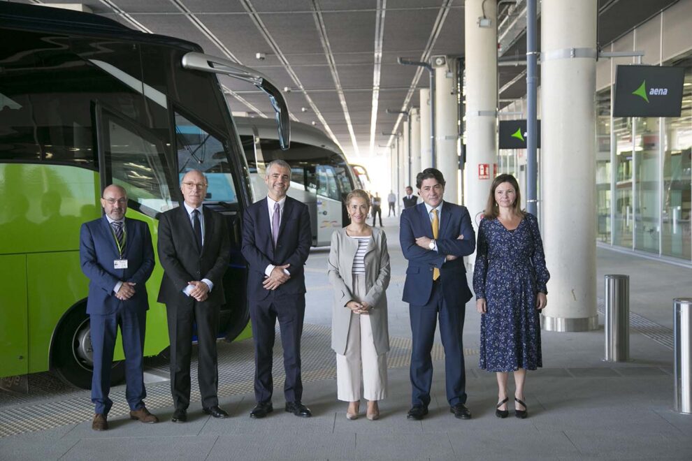 Raquel Sánchez junto al presidente de Aena y otros directivos de Aena y del ministerio de Transportes.