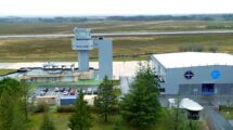 Torre de control e instalaciones del aeródromo de Rozas.