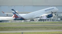 El primer Airbus A350 de Aeroflot despegando para uno de sus últimos vuelos de prueba previos a su entrega.