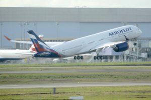 El primer Airbus A350 de Aeroflot despegando para uno de sus últimos vuelos de prueba previos a su entrega.