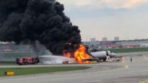 El SSJ100 RA-89098 de Aeroflot en llamas tras su aterrizaje de emergencia en Moscú Sheremetyevo.
