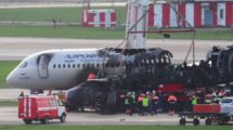Retirada de los restos del SSJ100 de Aeroflot tras su accidente en el aeropuerto de Sheremetyevo.