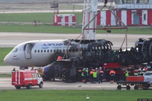 Retirada de los restos del SSJ100 de Aeroflot tras su accidente en el aeropuerto de Sheremetyevo.