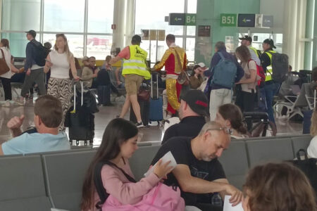 En España cerca de la mitad de los viajeros aéreos siguen su viaje por otros medios de transporte hasta su destino final o desde su origen.