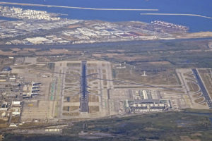 Vista aérea del aeropuerto de Barcelona el Prat con parte de la zona franca y el puerto en la zona superior de la foto.