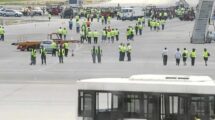 En 2006 los empleados de Iberia en el aeropuerto de Barcelona invadieron la plataforma de aeronaves como protesta tras perder Iberia la licencia de handling en el mismo.