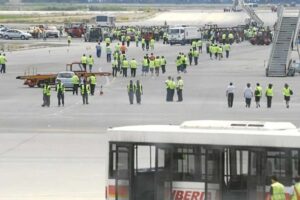 En 2006 los empleados de Iberia en el aeropuerto de Barcelona invadieron la plataforma de aeronaves como protesta tras perder Iberia la licencia de handling en el mismo.