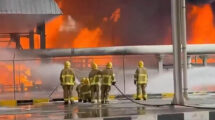 Bomberos combaten un incendio en el aeropuerto de Kuwait trs un ataque con misiles de Irán.