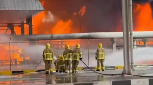 Bomberos combaten un incendio en el aeropuerto de Kuwait trs un ataque con misiles de Irán.