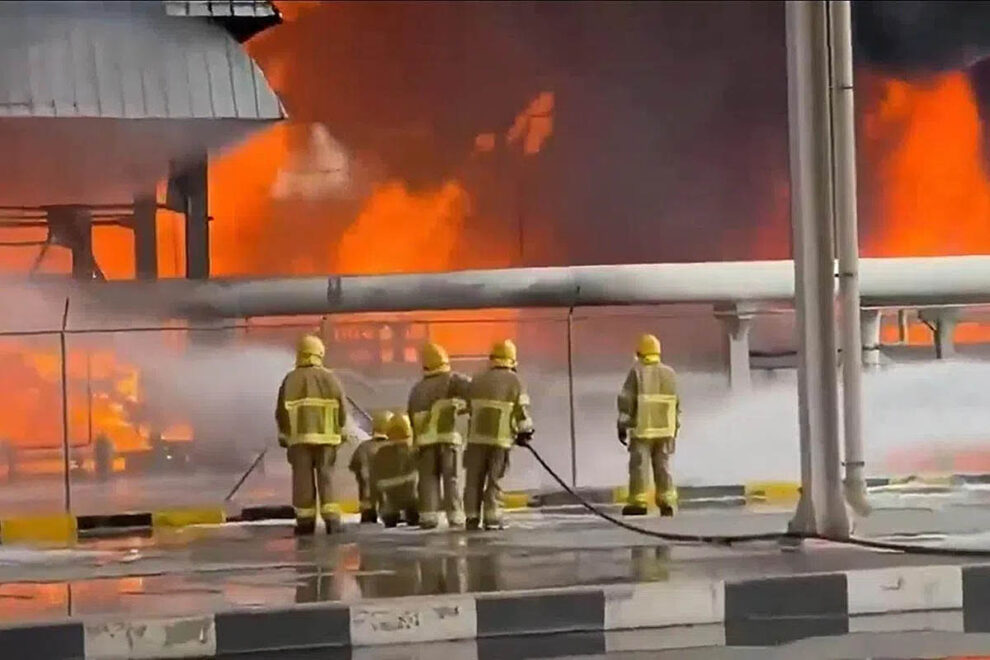 Bomberos combaten un incendio en el aeropuerto de Kuwait trs un ataque con misiles de Irán.