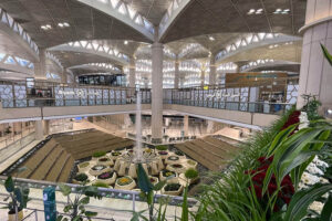Interior del aeropuerto de Riad, uno de los proyectos en los que ha trabajado Aertec.