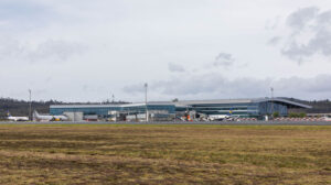 En la próxima temporada de invierno, el aeropuerto de Santiago de Compostela perderá un tercio de su oferta de plazas.