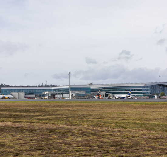 En la próxima temporada de invierno, el aeropuerto de Santiago de Compostela perderá un tercio de su oferta de plazas.