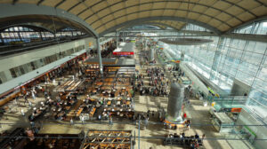 Interior de la terminal del aeropuerto de Alicante-Elche.