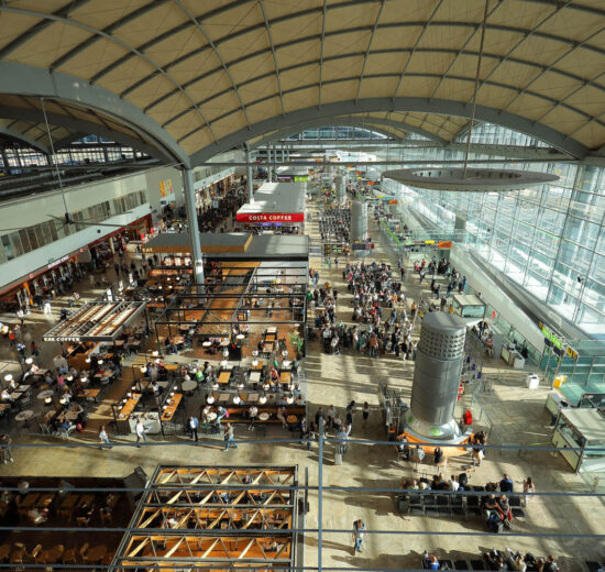 Interior de la terminal del aeropuerto de Alicante-Elche.