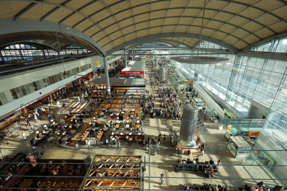 Interior de la terminal del aeropuerto de Alicante-Elche.