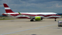 Airbus A220-300 de Air Baltic decorado con los colores de la bandera de Letonia.