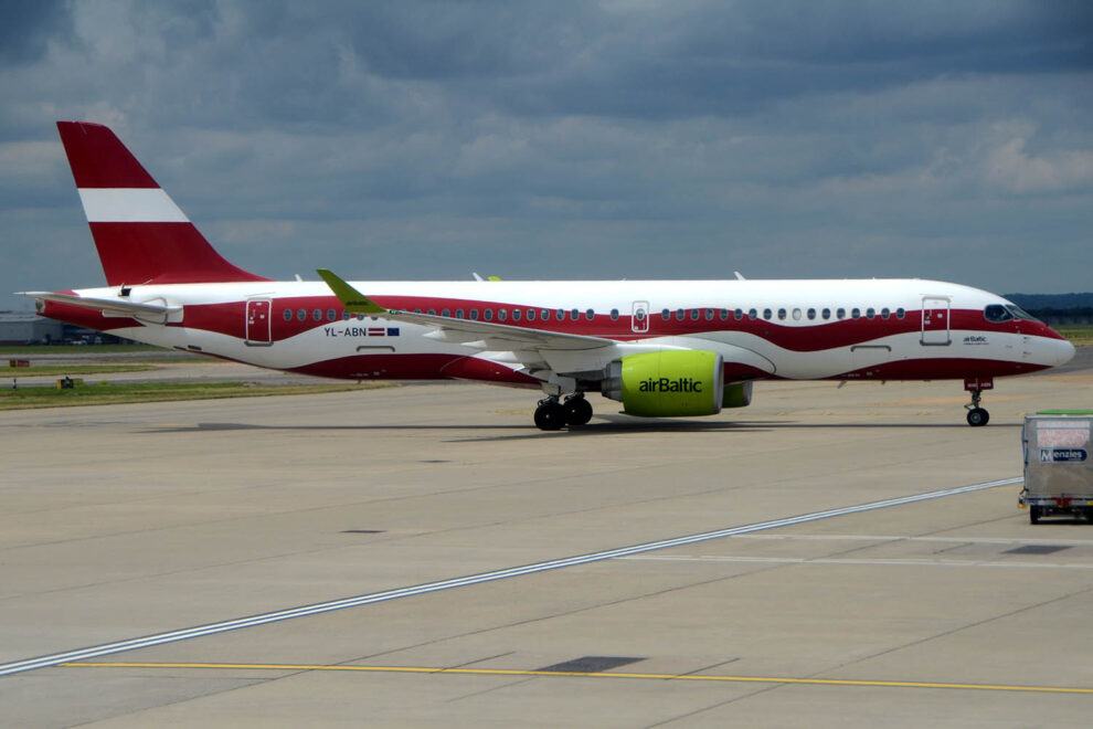 Airbus A220-300 de Air Baltic decorado con los colores de la bandera de Letonia.