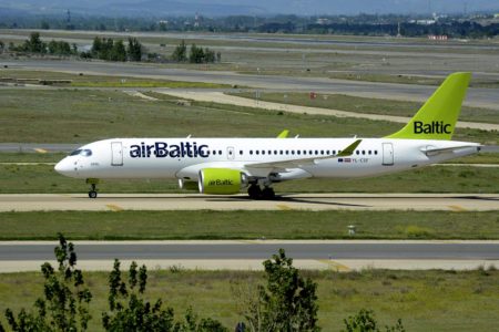 Air Baltic suspende temporalmente sus operaciones por la decisión de su gobierno de prohibir los vuelos internacionales temporalmente.