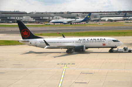 Boeing 737-8 de Air Canada en el aeropuerto de Londres Heathrow.