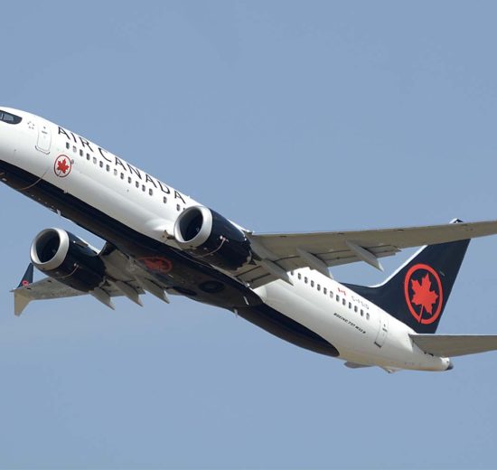 Boeing 737 MAX de Air Canada despegando de Londres Heathrow.