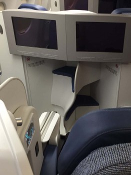 Detalle de los apoyapies de los nuevos asientos de clase business en los Airbus A330 de Air Europa.