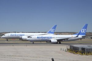 Boeing 787 de Air Europa y Boeing 737-800 de Air Europa Express rodando para despegar en Madrid.