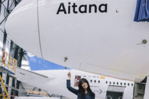 Aitana junto al Boeing 787 de Air Europa con su nombre.