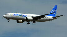 El primer Boeing 737 MAX de Air Europa instantes antes de aterrizar en la pista 32L de Madrid-Barajas.