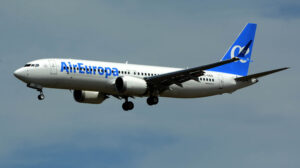 El primer Boeing 737 MAX de Air Europa instantes antes de aterrizar en la pista 32L de Madrid-Barajas.