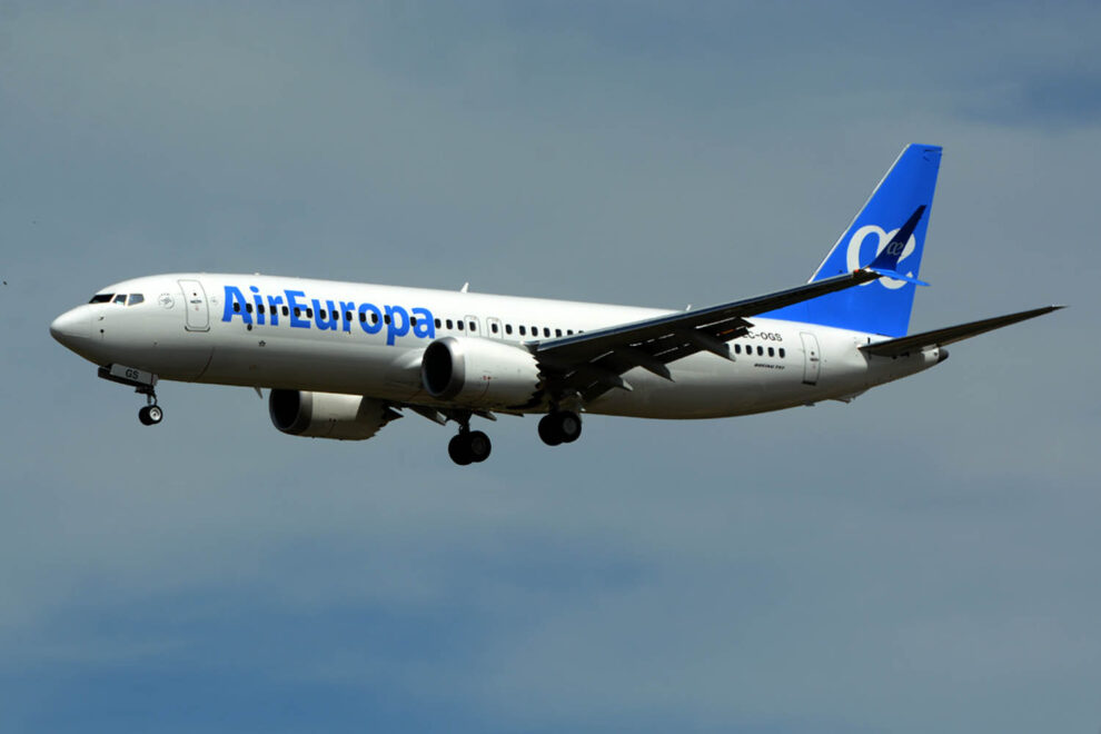 El primer Boeing 737 MAX de Air Europa instantes antes de aterrizar en la pista 32L de Madrid-Barajas.