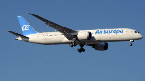 El nuevo Boeing 787 de Air Europa aterrizando en Madrid Barajas en su vuelo de entrega.