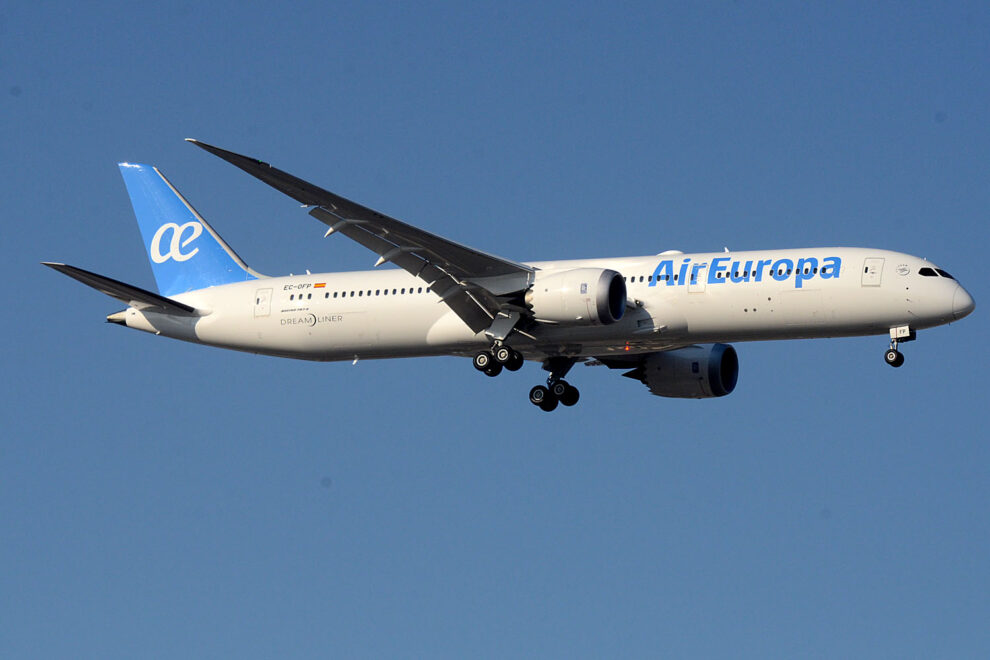 El nuevo Boeing 787 de Air Europa aterrizando en Madrid Barajas en su vuelo de entrega.