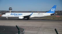 El último Embraer E195 de Air Europa Expess rodando para despegar poco antes de su último vuelo para esta.