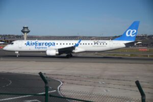 El último Embraer E195 de Air Europa Expess rodando para despegar poco antes de su último vuelo para esta.