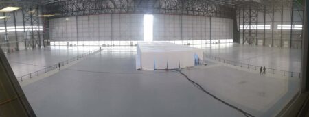 Los 140 metros de ancho y las puetas de 23 metros de altura permiten que en el nuevo hangar pueda albergarse cualquier tipo de aeronave comercial.