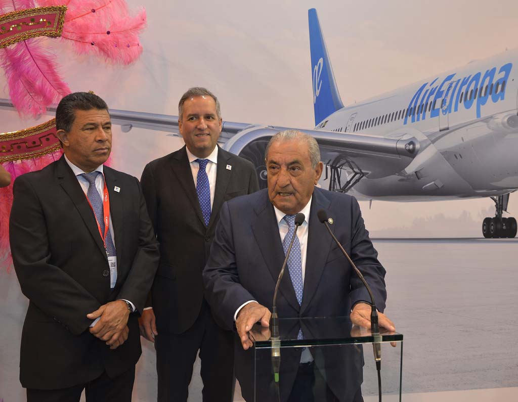 Juan José Hidalgo junto al vice presidente de Honduras, Ricardo Álvarez (al centro) y el director de Turismo de Honduras, Emilio Silvestri.