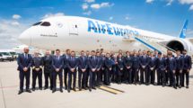 Juan José Hidalgo y la tripulación junto a los jugadores de La Roja frente al Boeing 787-9 de Air Europa en el que la selección española de fútbol vuela hacia el Mundial de Rusia 2018.