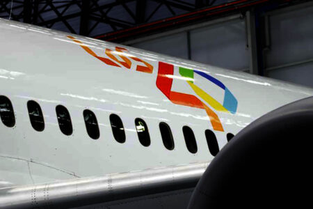 El logo de Los 40 Principales en el Boeing 787 de Air Europa.