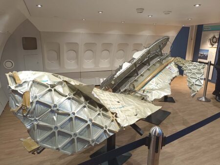 Fragmento de motor del A380 de Air France que estalló sobre Groenlandia.