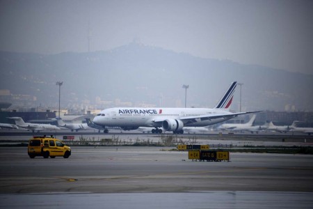 El Boeing 787 de Air France todavía frenado tras aterrizar en la pista 25R del aeropuerto de Barcelona El Prat.