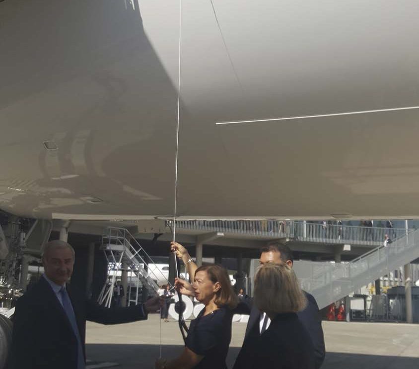 Anne Rigail lista para descubrir el nombre de Toulouse en el fuselaje del A350. La placa plástica que lo cubre casi la golpea en la cabeza al caer.