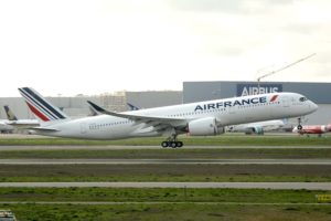 Despegue de Toulouse hacia París del 350 A350 entregado por Airbus.