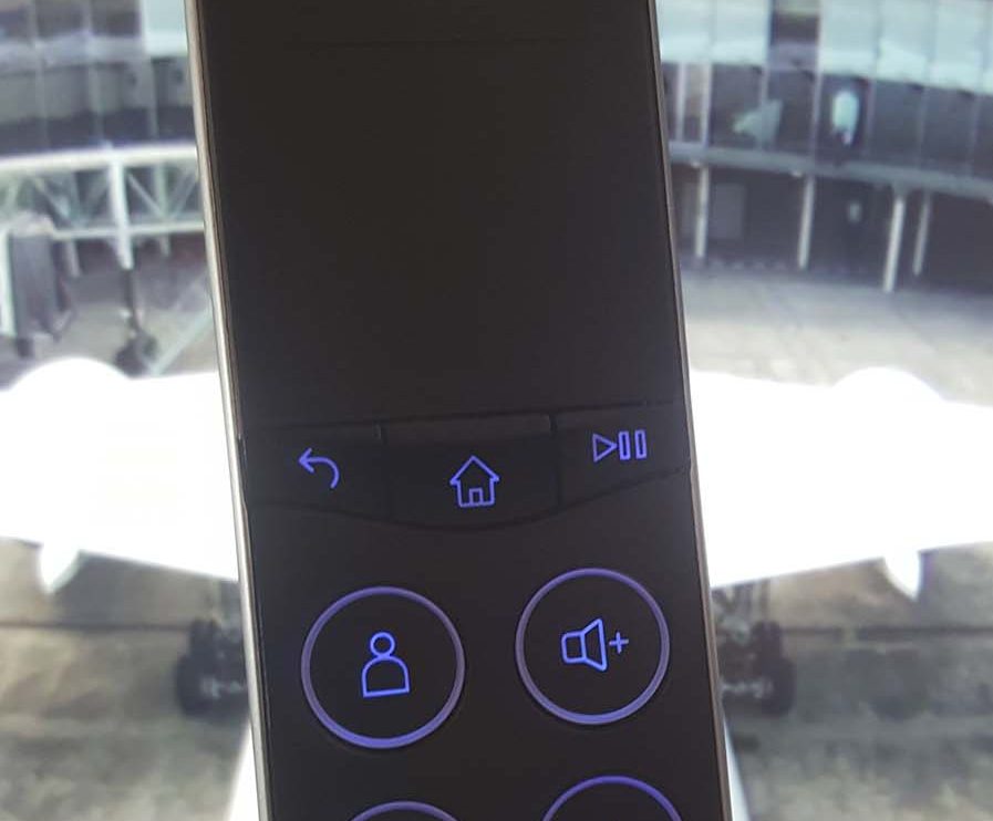 El rectángulo negro en la parte superior de los mandos del sistema de entretenimiento en turista premium es táctil para mover un cursor por la pantalla.
