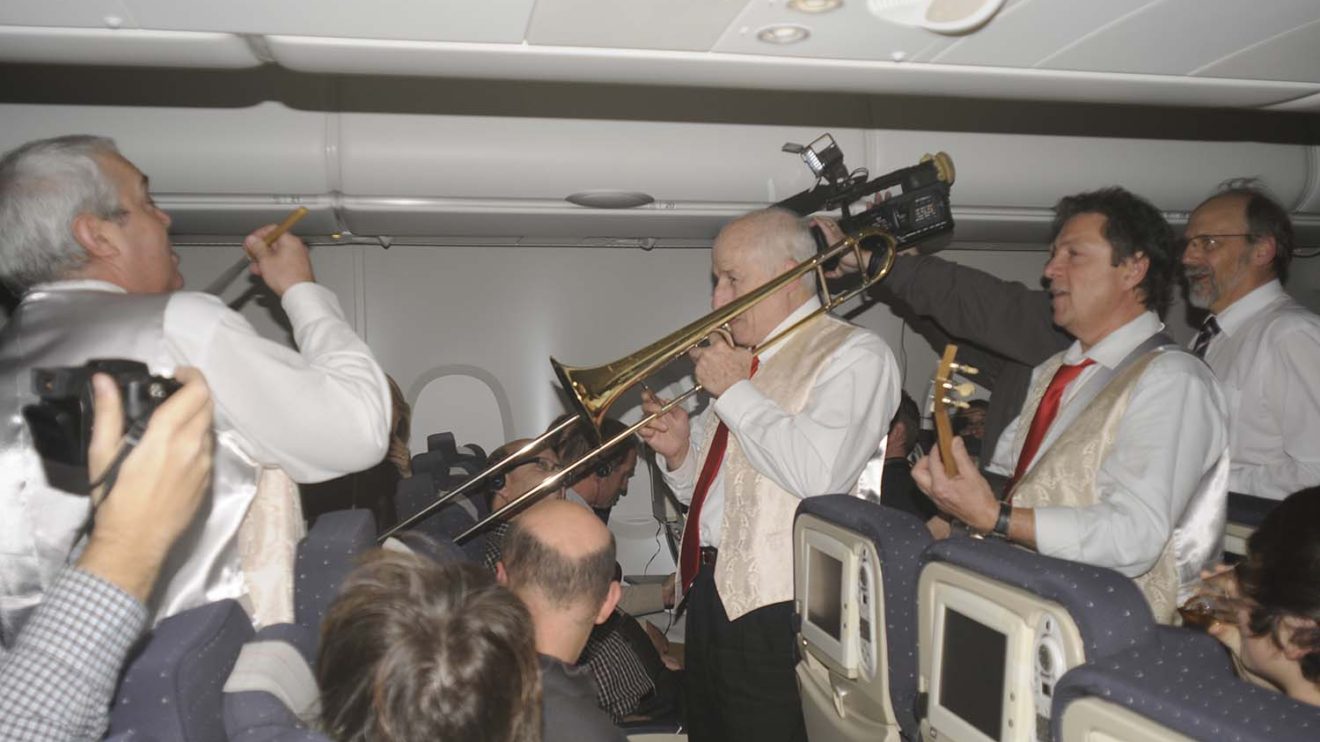 El vuelo entre París y Nueva York contó con una banda. Aquí interpretando el feliz cumpleaños a un pasajero.